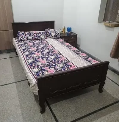 Single wooden Bed for sell in Model Town, Lahore