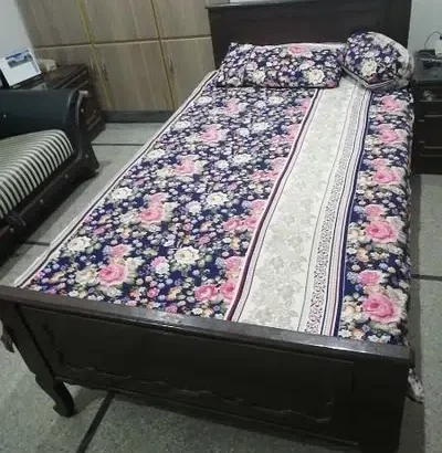 Single wooden Bed for sell in Model Town, Lahore