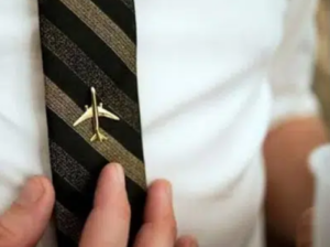 Airplane Badge Lapel Pin, golden for sale in lahor